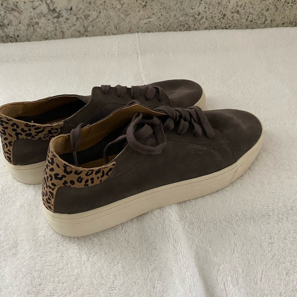 NEW LUCKY BRAND LADIES GREY SUEDE SNEAKERS SZ 8